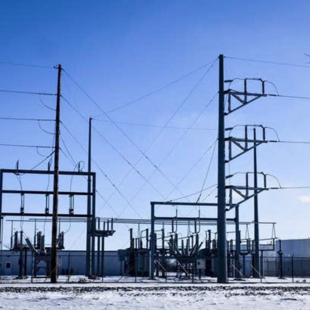 Explore power outages USA 2025, including current disruptions in the Pacific Northwest, preventive shutoffs in Colorado, rising grid challenges from extreme weather, and essential preparedness tips for reliability.